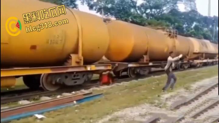 印度阿三搭顺风车，跳车时失误滑下轨道，同伴都没发现，回头身体已是两段 ！-4