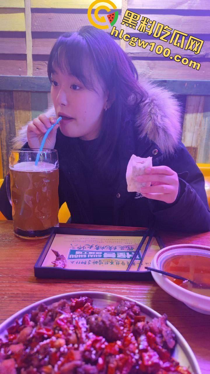 绿帽情节的老公投稿自己的反差骚逼老婆，从18到28从懵懂少女变淫荡人妻细数恩爱十年-9