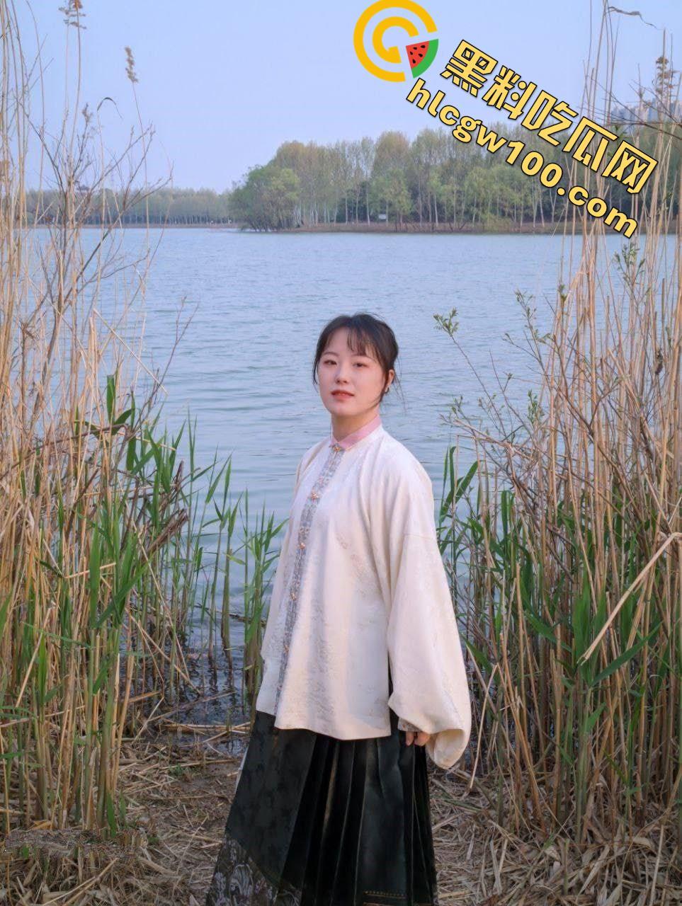 绿帽情节的老公投稿自己的反差骚逼老婆，从18到28从懵懂少女变淫荡人妻细数恩爱十年-21