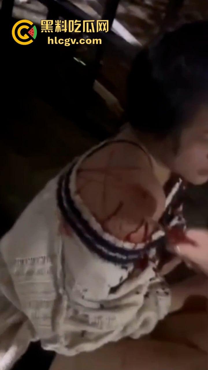 重庆体育生【陈子逸】女友遭多名同学逼下跪扇耳光 恶劣霸凌视频曝光 真是一群畜生-11