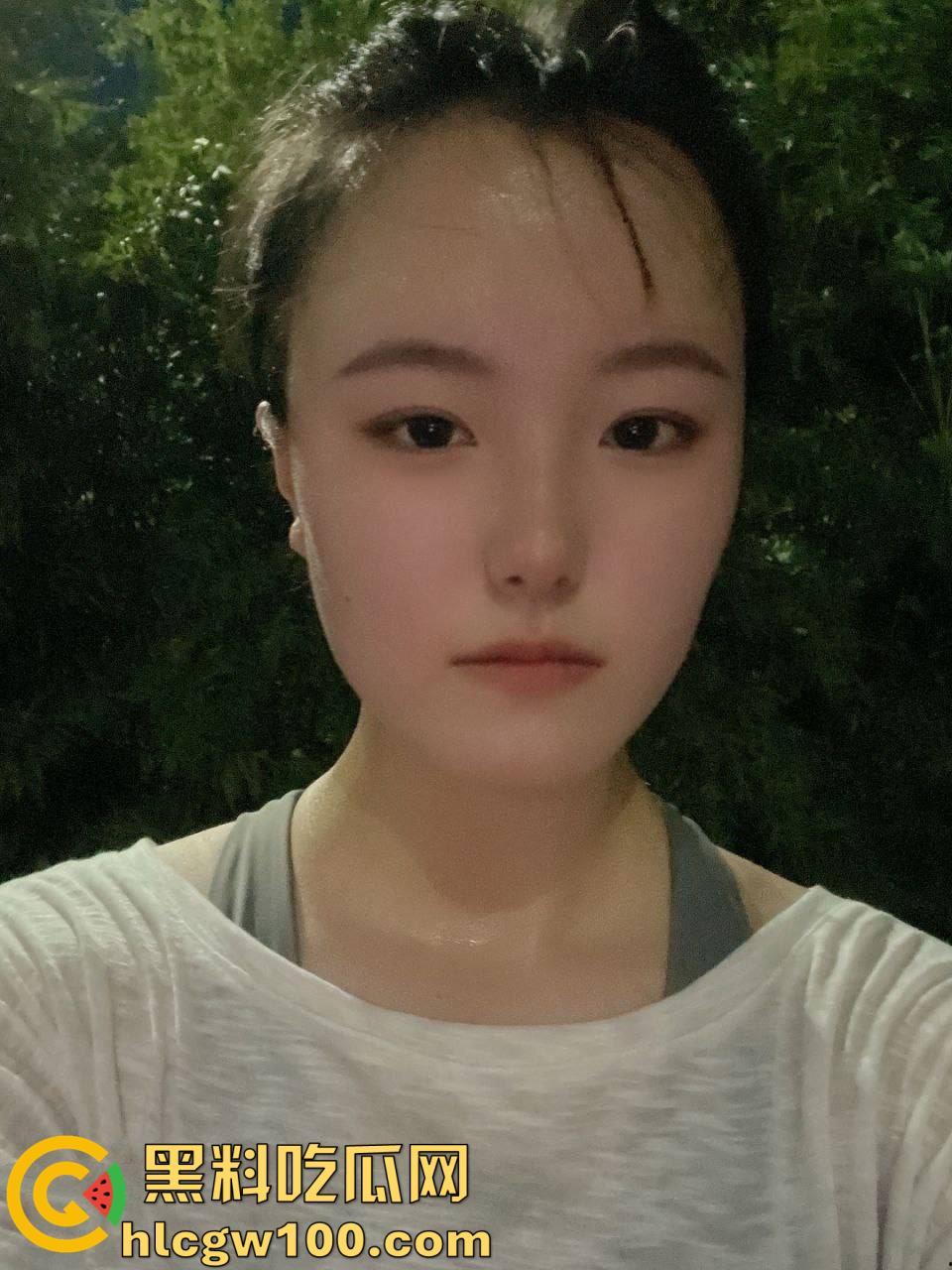 绿帽情节的老公投稿自己的反差骚逼老婆，从18到28从懵懂少女变淫荡人妻细数恩爱十年-26