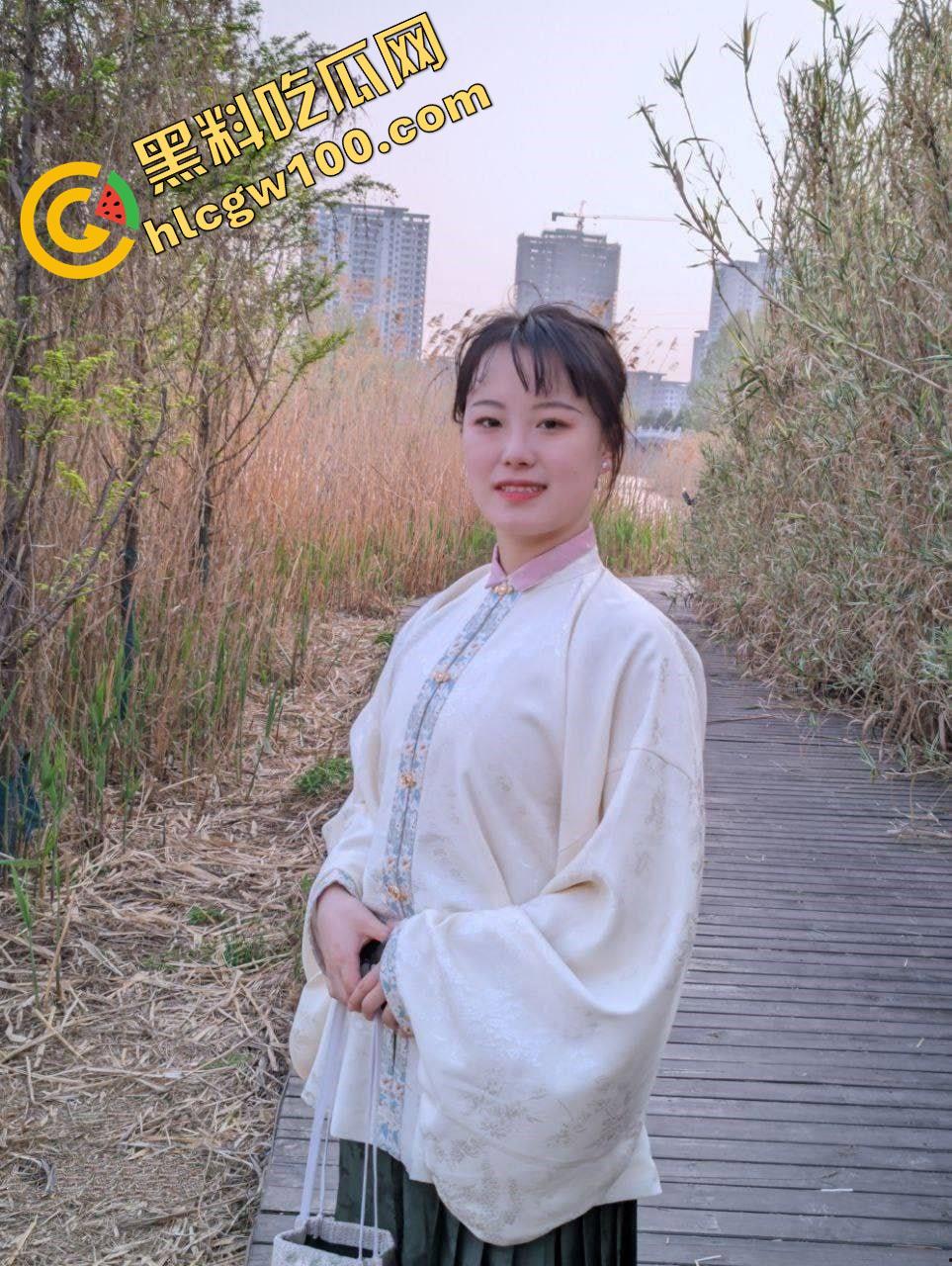 绿帽情节的老公投稿自己的反差骚逼老婆，从18到28从懵懂少女变淫荡人妻细数恩爱十年-33