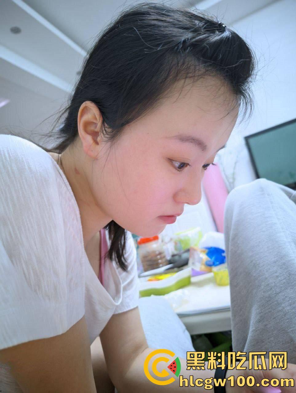 绿帽情节的老公投稿自己的反差骚逼老婆，从18到28从懵懂少女变淫荡人妻细数恩爱十年-37