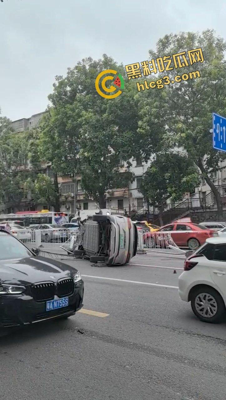 广州比亚迪 宋飞速撞上福特 冲破护栏侧翻在地 两车受损严重 两人受伤！-4