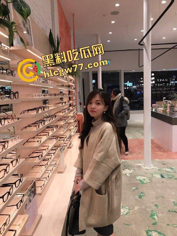 加拿大骚留学妹『李天宜』有男友逼还湿成水帘洞,远屌解不了近渴水 只能约炮找人堵洞口!-5