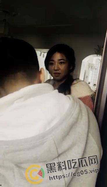 年度捉奸TOP1！满地套套和情趣内衣 女子见到老公还笑 真是不要脸-7