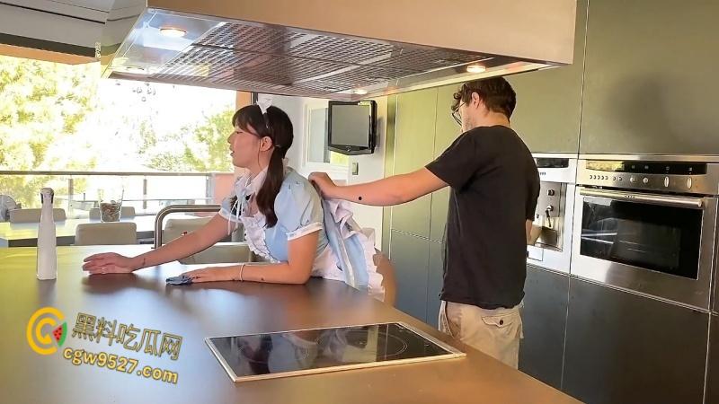 Onlyfans反差留学生【香蕉妹】,家庭保姆女仆兼职,被男主人强行脱裙后入,颜射一脸简直就是极品炮机!-1