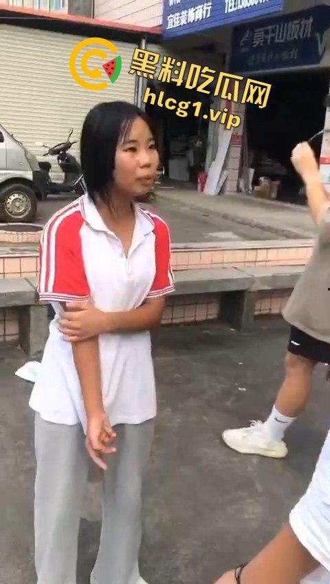 女孩遭几名傻逼残忍欺负，却不敢向家长和老师求助，霸凌者还将视频发到QQ空间炫耀！-5