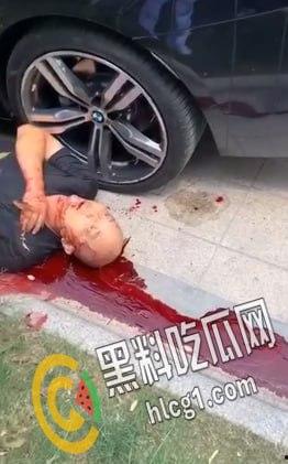 江苏省靖江市突发刑事案件，疑似争抢车位，白衣男子直接抽出随身携带的刀捅死黑衣男子-5