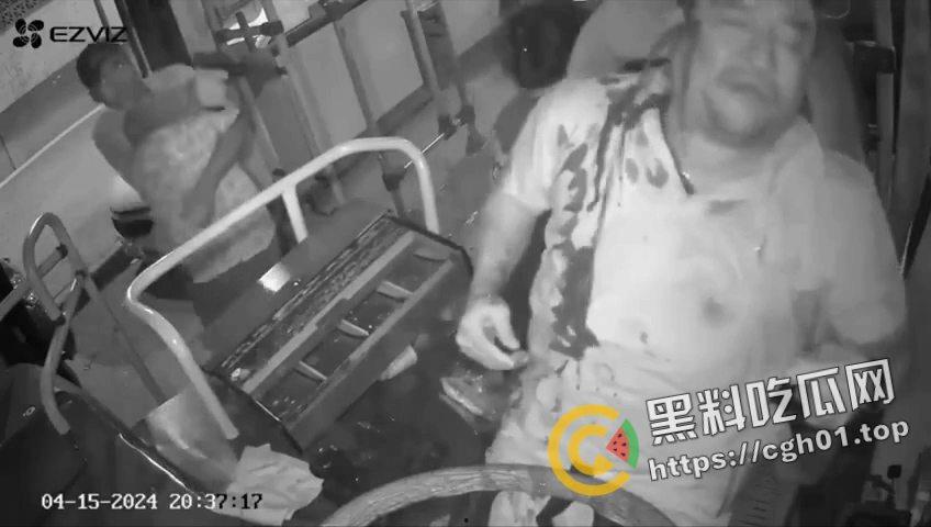 厄瓜多尔公交车司机遭抢劫爆头 血如泉涌喷出来 这点钱值得下手这么狠吗 现场监控流出 血腥慎入-4