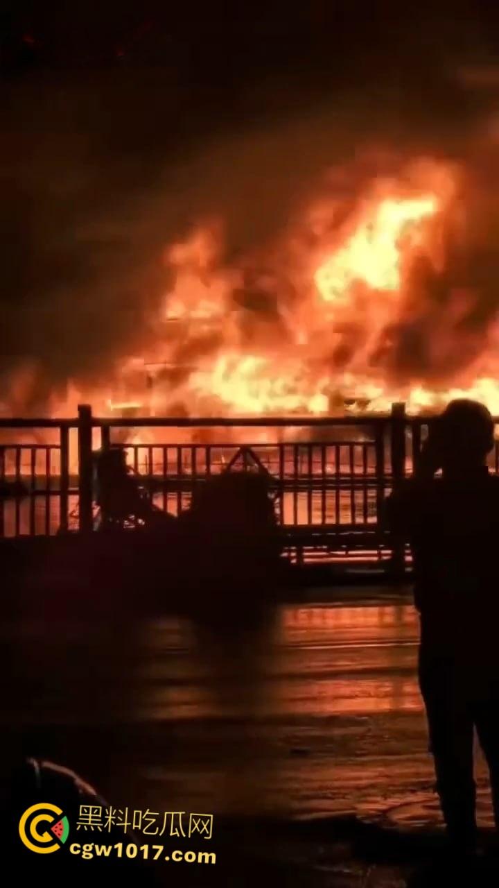 广东省阳江市海陵岛游艇突发大火，船体尽毁热浪逼退周边渔船，吞没整艘游艇，消防艇驰援半小时才扑救完 ！-3