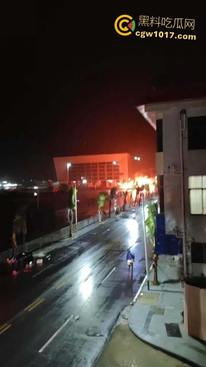 广东省阳江市海陵岛游艇突发大火，船体尽毁热浪逼退周边渔船，吞没整艘游艇，消防艇驰援半小时才扑救完 ！-4