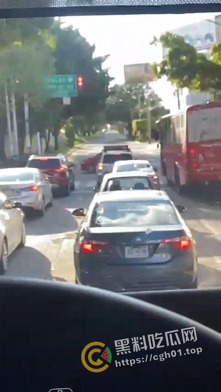 标题 外网疯传 老外诚会玩！等红绿灯抠个逼 扣的美鲍鱼抽搐喷水 师傅开个门 我也想上车-2