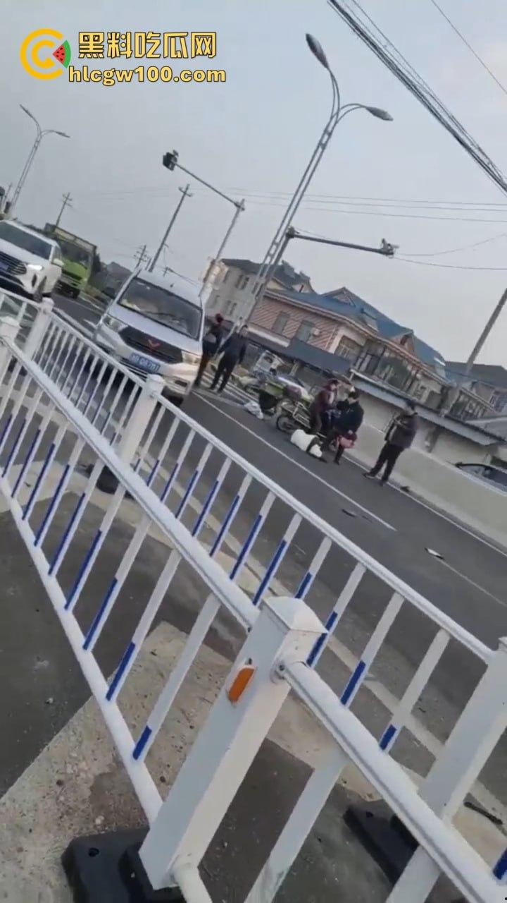 周西公路发生车祸,小米SU7撞倒三名上学孩子,公务员车主拘留仅一个月,家里关系硬就是可以为所欲为!-10