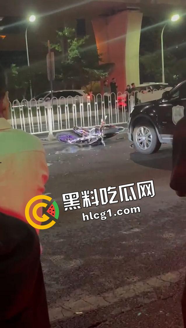 山东临沂精神小伙撞警车逃跑现场吃瓜 鬼火把警车撞了先跑路 留下警察在风中凌乱-6