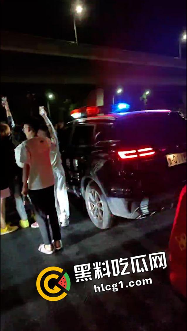 山东临沂精神小伙撞警车逃跑现场吃瓜 鬼火把警车撞了先跑路 留下警察在风中凌乱-7
