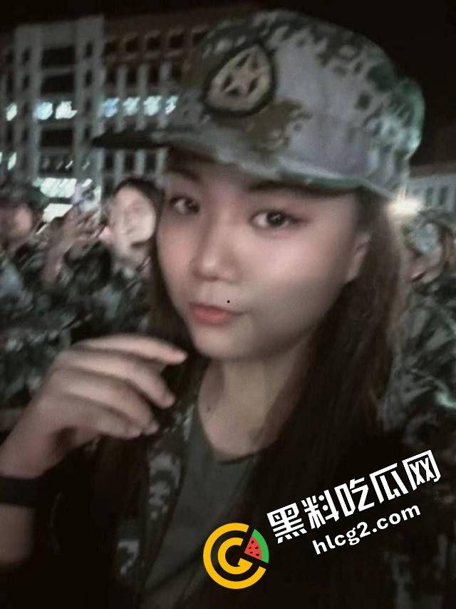 去年爆火网络的潍坊科技学院吊带露乳姐『艾予晨』爆出新瓜！在酒吧与陌生男子 热情开放露奶热舞 真是一点没变-1