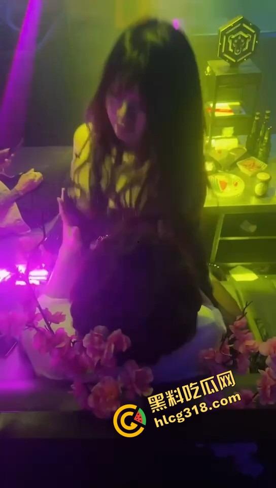 裸场果然不骗我妹子奶子像脱缰，抖到全场想冲上去干！朋友说得对，这地儿真TM猛！-1