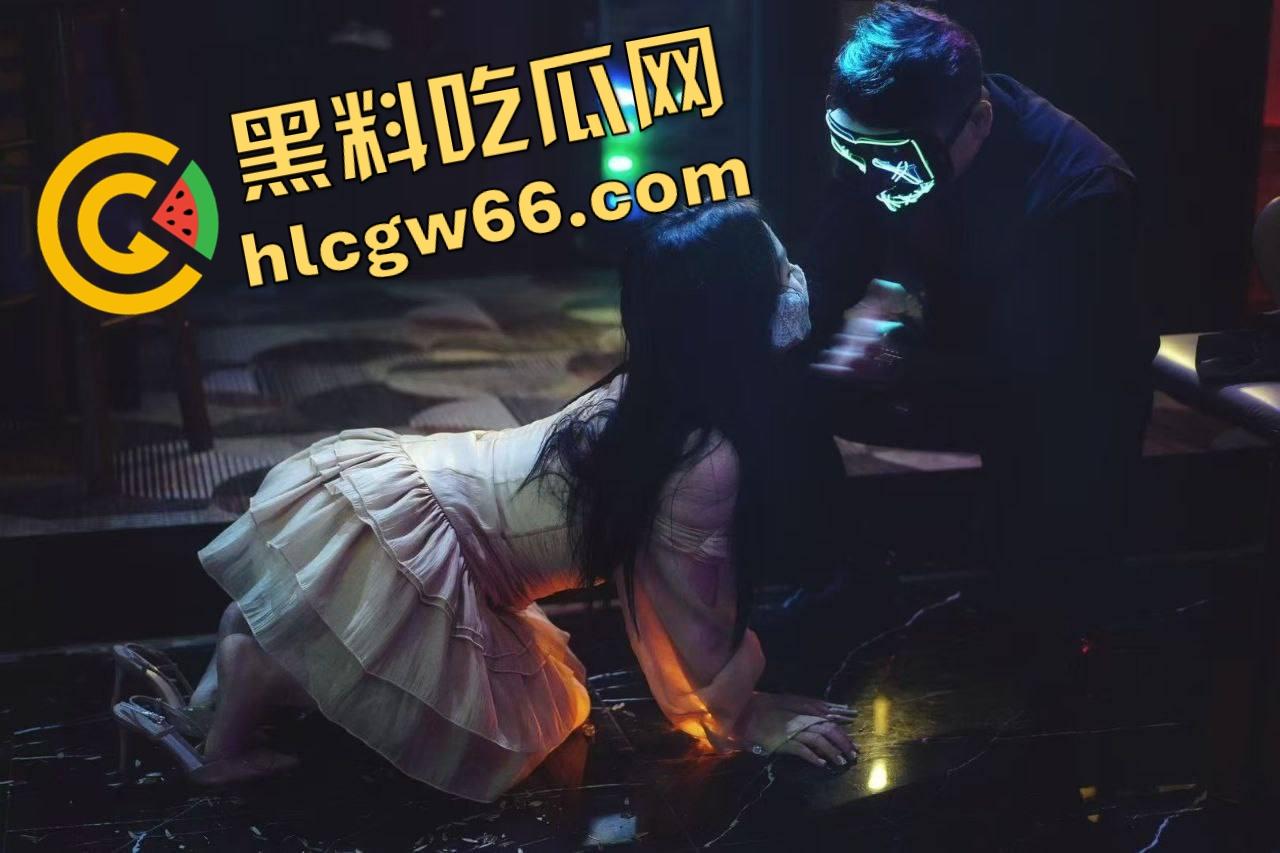 武汉SM酒吧爆料，妹子免费男得500，可吊起来抽逼、滴蜡捆绑全套伺候，M妹排队等调教！-6