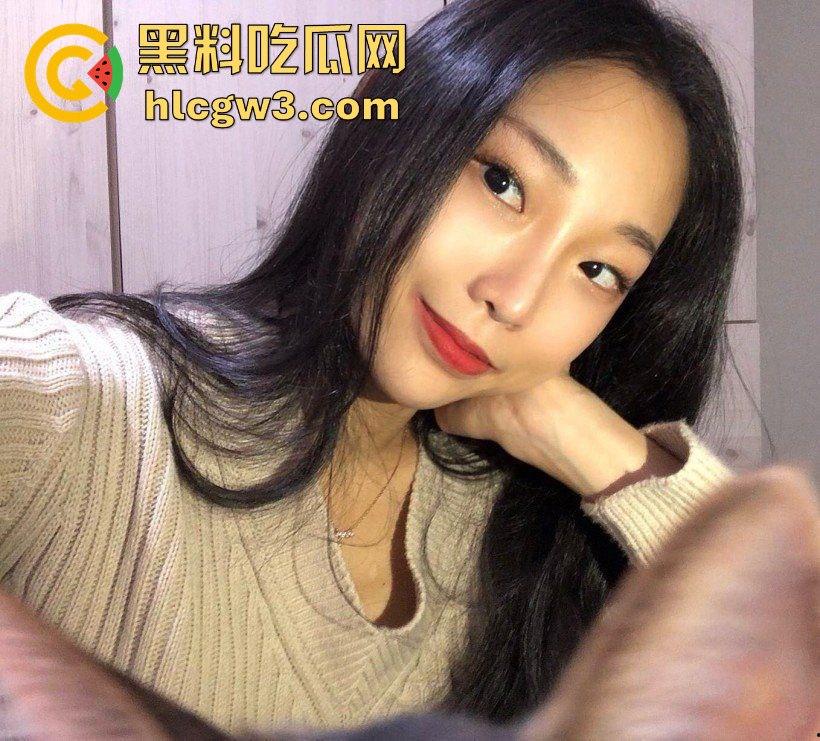 学姐宿舍变成人间春宫, 抠逼自慰闭眼幻想被猛操，高潮抽搐喷汁，偷拍视频直冲你的G点！-4