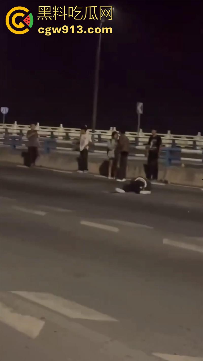 又有两个骑士挂了，女骑喝多叫舔狗来骑车，结果舔狗为装逼，让女神高看自己一眼，飞速飙车飞出当场死亡！-4