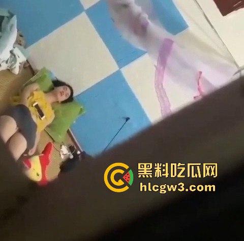 学姐宿舍变成人间春宫, 抠逼自慰闭眼幻想被猛操，高潮抽搐喷汁，偷拍视频直冲你的G点！-7