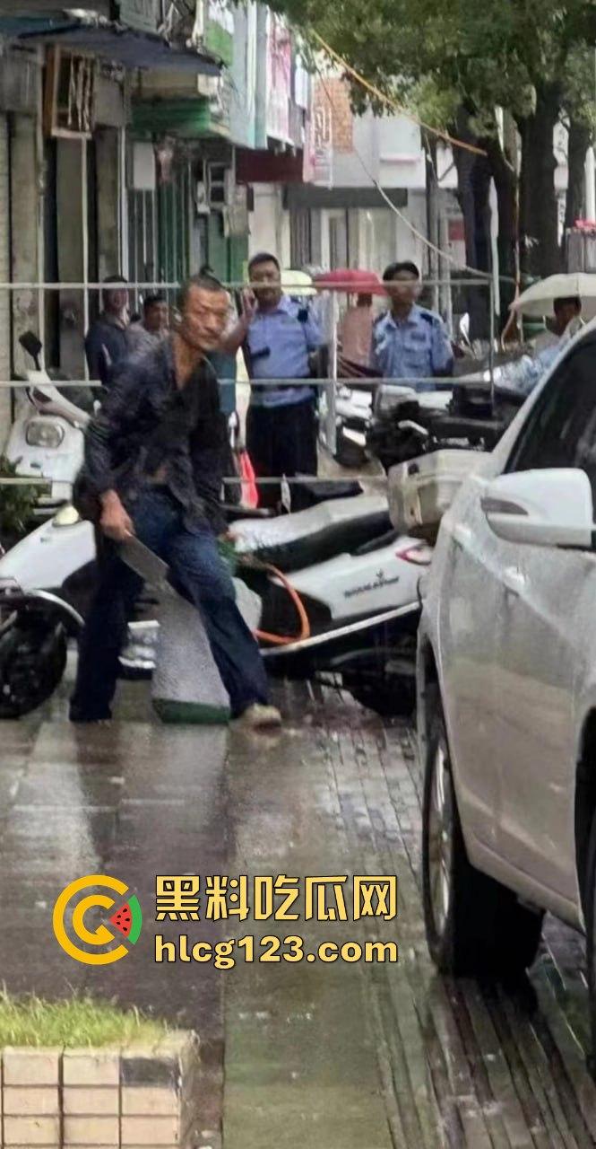 广东汕头男子拎着煤气罐 菜刀向警察行凶！ 疑似精神不正常！-2