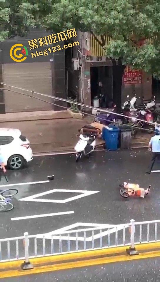 广东汕头男子拎着煤气罐 菜刀向警察行凶！ 疑似精神不正常！-5