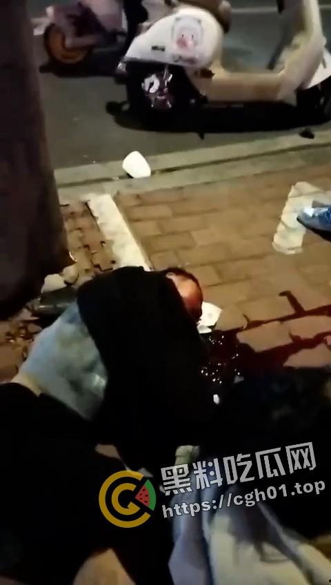 大快人心！广西精神小伙深夜飙车失误 脑浆都撞出来撒一点 血腥慎点-2