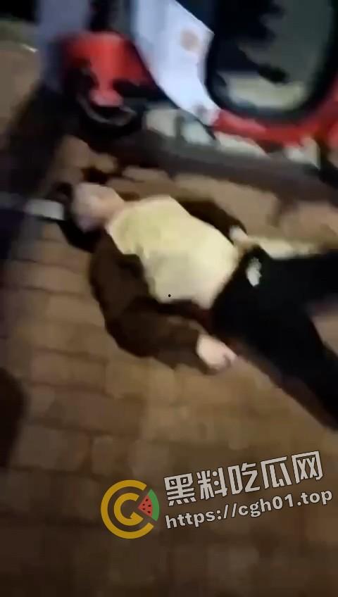 大快人心！广西精神小伙深夜飙车失误 脑浆都撞出来撒一点 血腥慎点-7