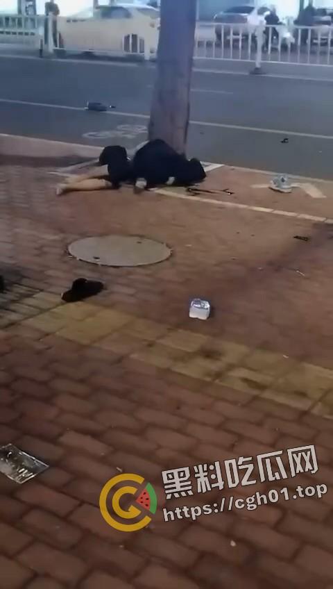 大快人心！广西精神小伙深夜飙车失误 脑浆都撞出来撒一点 血腥慎点-8