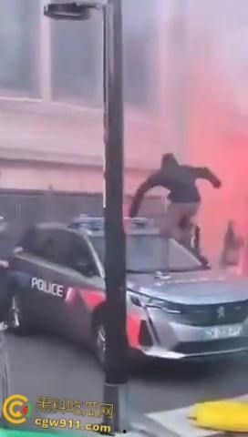 巴黎街头全武行，新总理上任遭数千名抗议者涌上街头，与警察发生冲突，警察满城催泪弹制止暴乱！-4