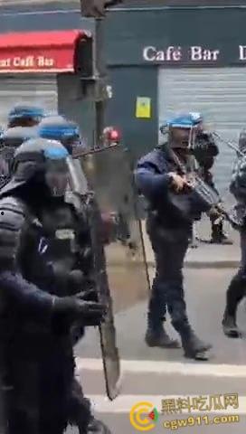 巴黎街头全武行，新总理上任遭数千名抗议者涌上街头，与警察发生冲突，警察满城催泪弹制止暴乱！-6