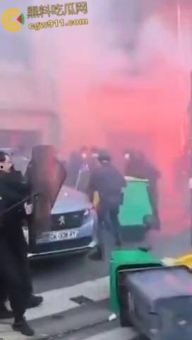 巴黎街头全武行，新总理上任遭数千名抗议者涌上街头，与警察发生冲突，警察满城催泪弹制止暴乱！-7