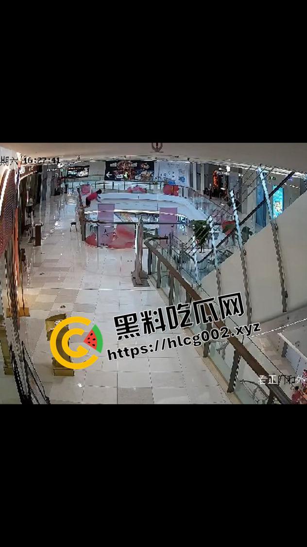 广州环宇城广场跳楼自杀砸伤路人 自杀还要拉垫背的  现场监控视频流出 命真大 啊-2