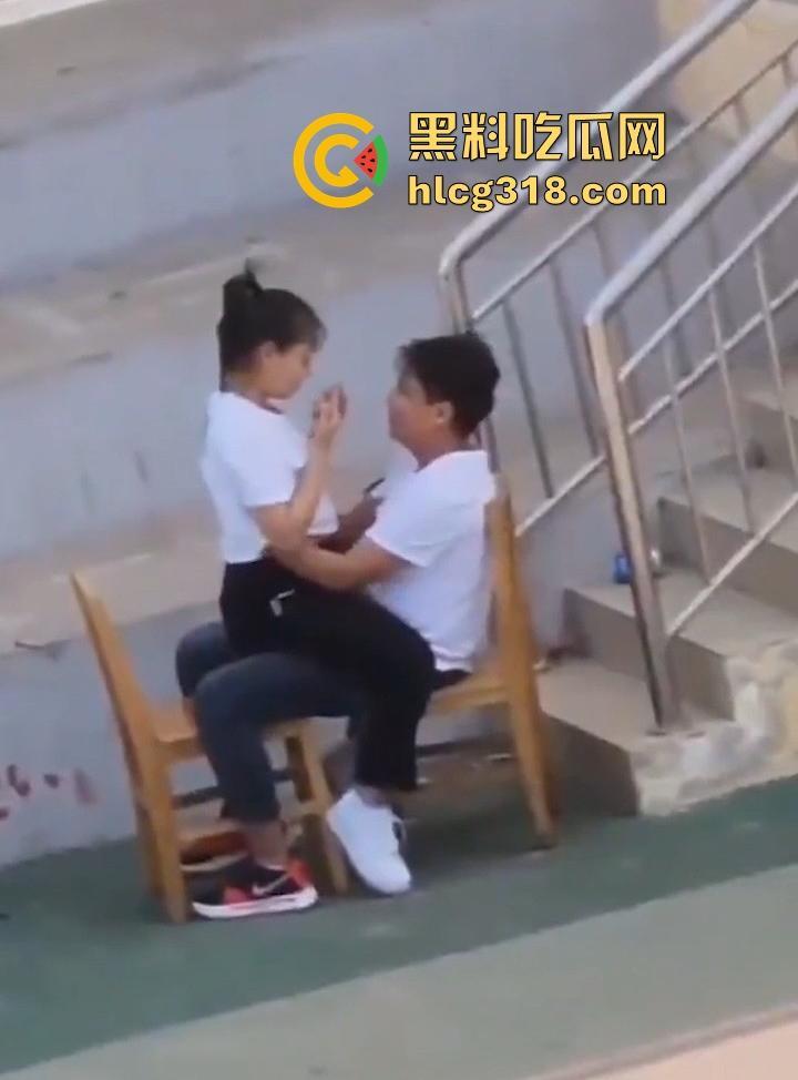 校园小情侣操场发情，精虫上脑饥渴难耐，白日宣淫骑乘，顶级巨乳撩衣揉奶激情缠绵！-1