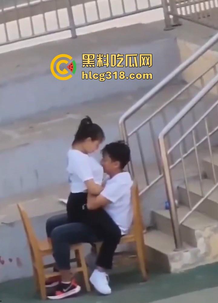校园小情侣操场发情，精虫上脑饥渴难耐，白日宣淫骑乘，顶级巨乳撩衣揉奶激情缠绵！-2