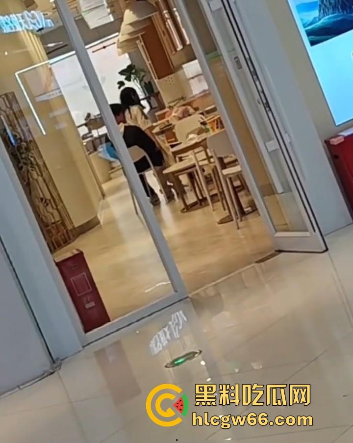 宁乡罗曼西饼屋惊现野战小情侣 春天到了又到了发情的时候 还有什么能够比野战刺激呢-9