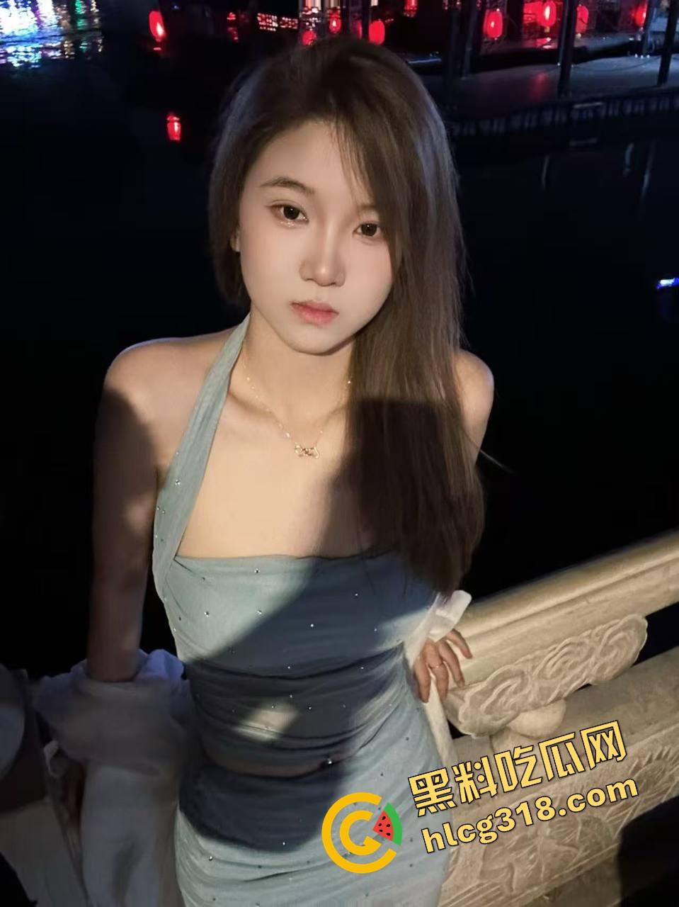 单位高冷御姐『李雪』白天冷若冰霜，晚上边打电话边吃鸡，什么姿势都玩得转，这骚劲她老公根本扛不住！-1