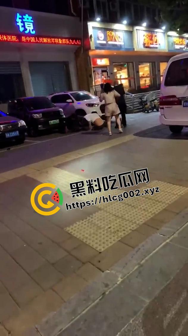 河南许昌建设路大型捉奸现场 上百人围观小三大战原配 前排吃瓜！-2