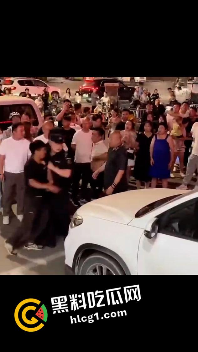 河南许昌建设路大型捉奸现场 上百人围观小三大战原配 前排吃瓜！-4