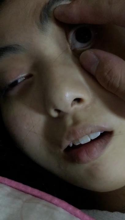 死肥宅迷奸女同学！清纯的不像话 臭脚盖脸扇耳光 真是糟蹋啊-5