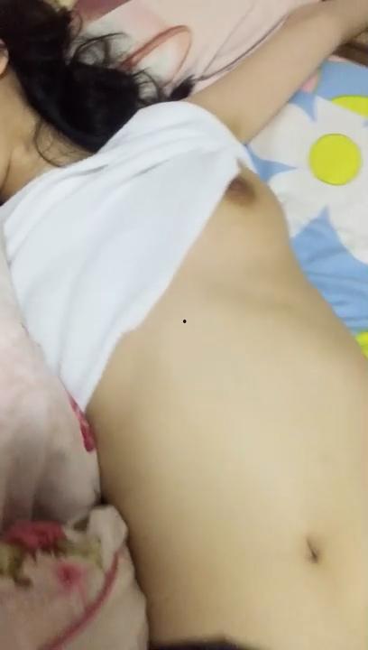 死肥宅迷奸女同学！清纯的不像话 臭脚盖脸扇耳光 真是糟蹋啊-6