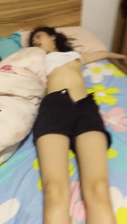 死肥宅迷奸女同学！清纯的不像话 臭脚盖脸扇耳光 真是糟蹋啊-7