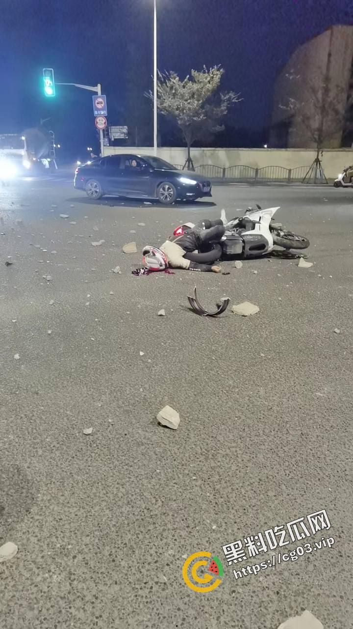 浙江台州骑士穿墙殒命！拉极速 把墙撞了一个大洞！远光灯之乡的冲击力！-5