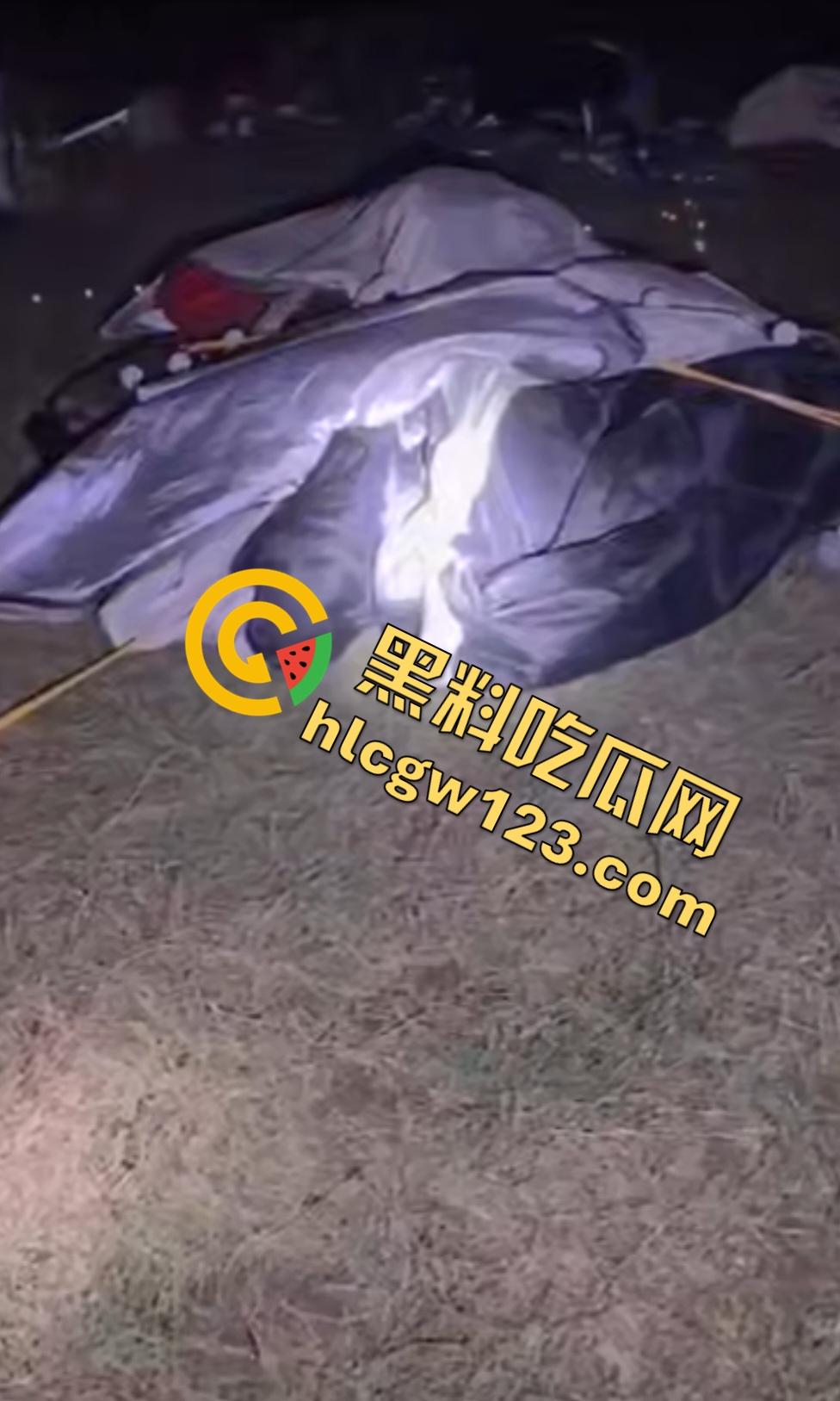 抖音【mola_吉妹】原配直播抓小三！大喊老公有18cm，便宜你这贱货了？小三被骂骚逼松了吧？-6