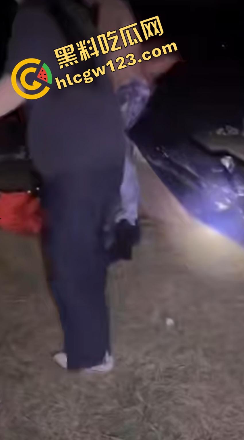 抖音【mola_吉妹】原配直播抓小三！大喊老公有18cm，便宜你这贱货了？小三被骂骚逼松了吧？-7