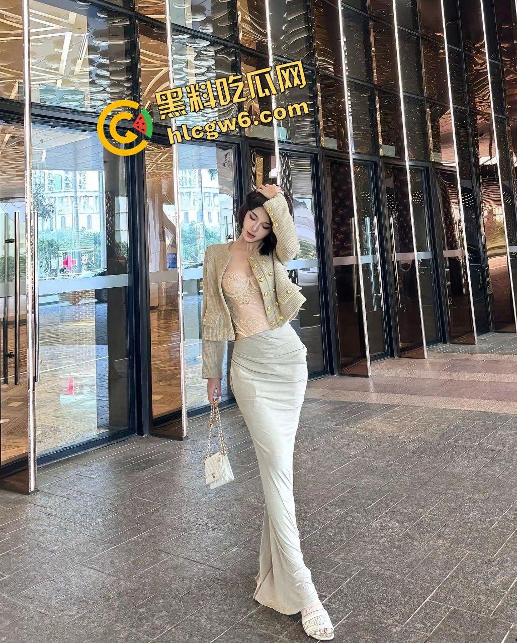 北京商务中心区气质靓女反差骚鸡『廖若桐』与多金人士刺激摸奶 酒店激情爆操后怼骚逼！原创独家流出！-1