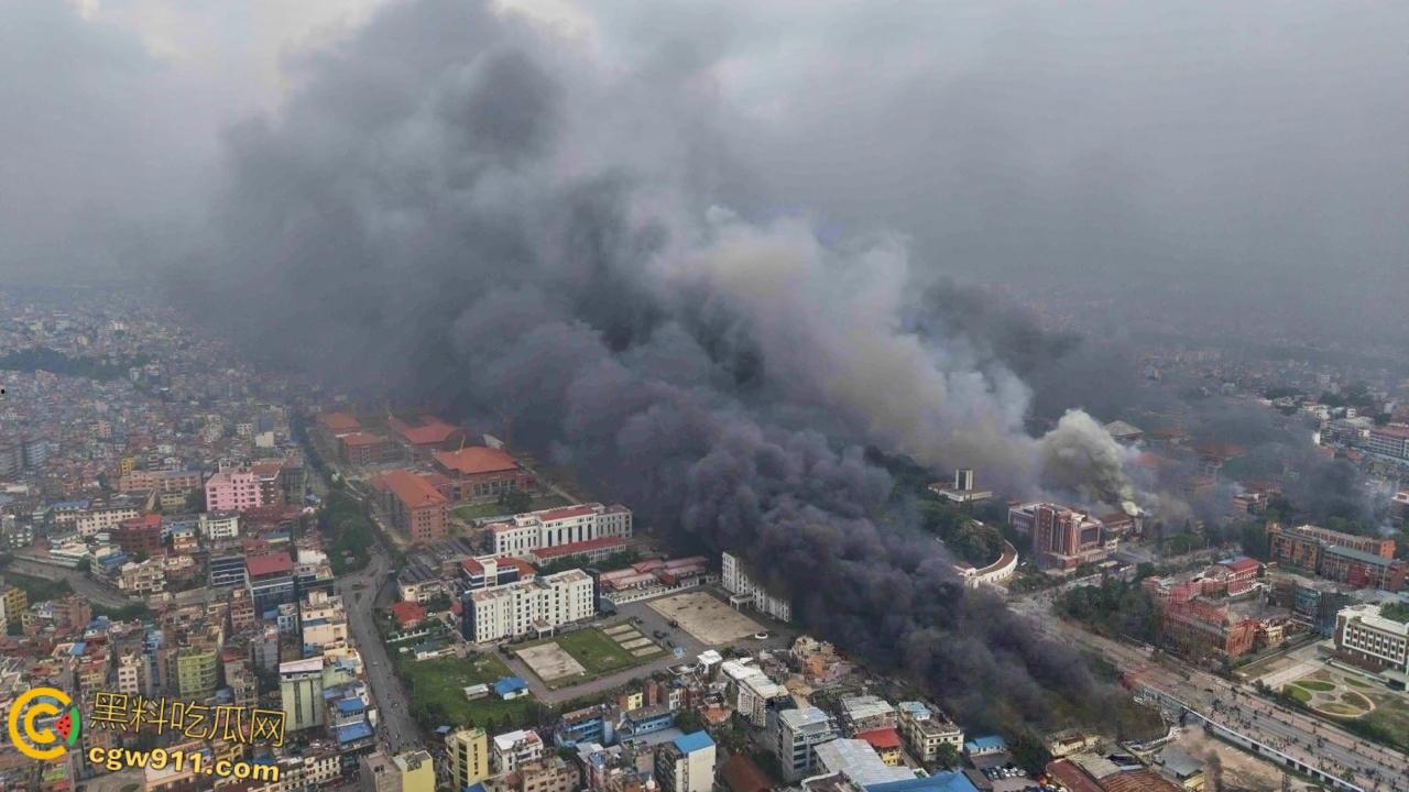尼泊尔囚犯监狱大逃亡，大会党外交部长被抗议者殴打，街头瞬间变成危机四伏的战场，暴乱失控全国沦陷！-3