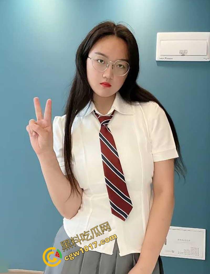 抖音柔术女王【肖红丽】出轨黑料，被老黑猛操爆照，全网骨头最软的她，靠色情技巧红遍天，最终媚洋自毁名声！-2